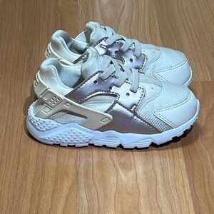 Nike Kids Sneakers in Cream and Silver